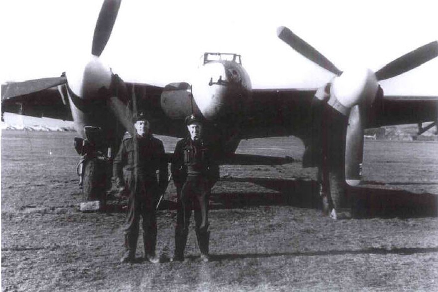 Squadron Leader Reid & Flying Officer Turner infront of an unidentified Mosquito